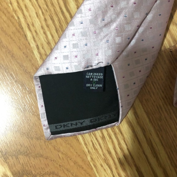 DKNY Tie Pink/Dot Pattern 100% Silk EUC - Picture 3 of 4